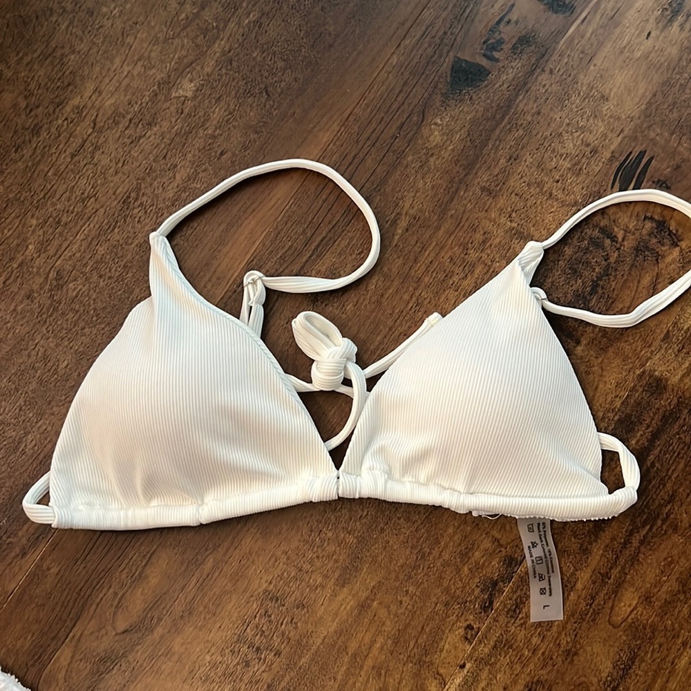 FREE WITH ANY PURCHASE (add to bundle) 
NWOT bikini top